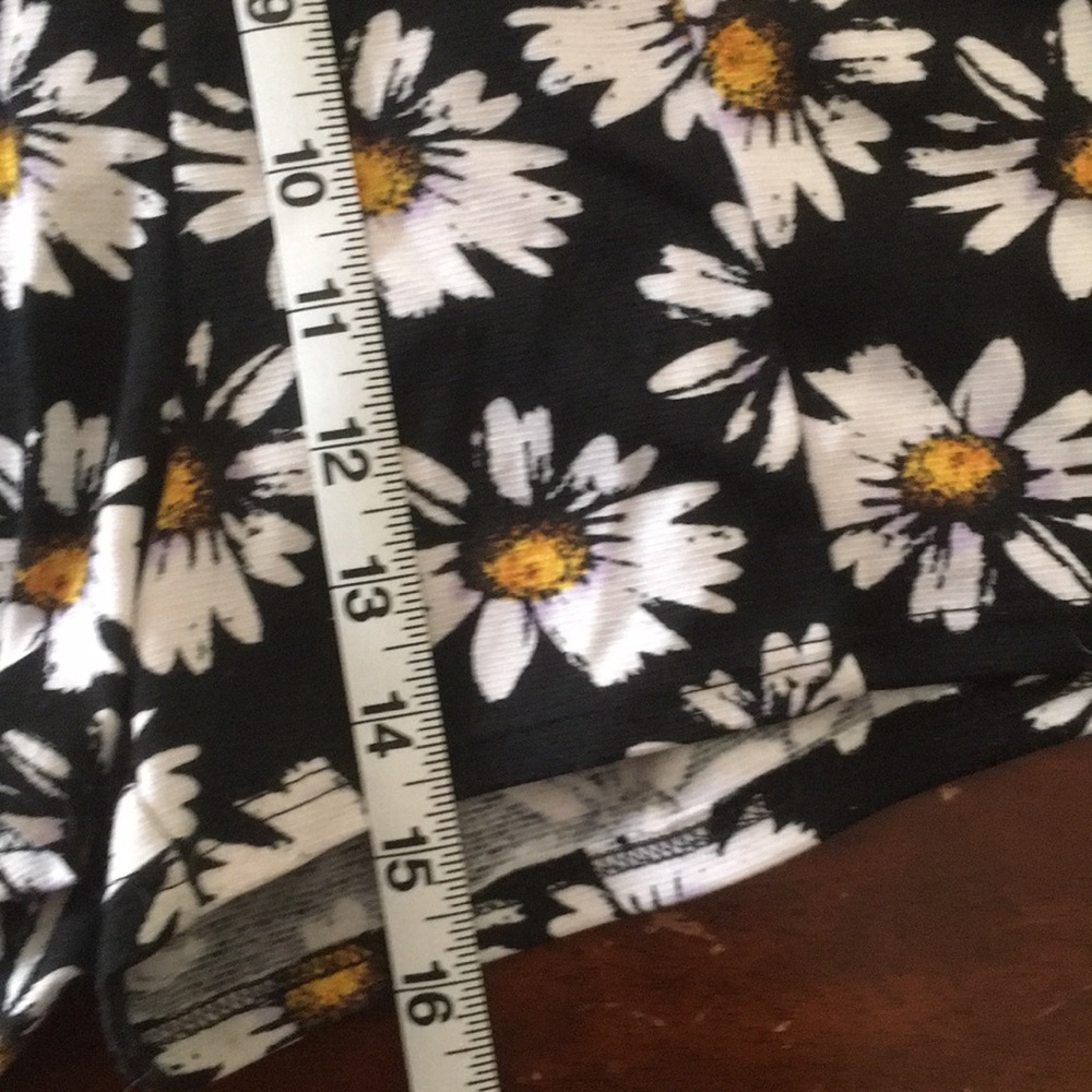 High Waisted Daisy Shorts - Picture 4 of 6